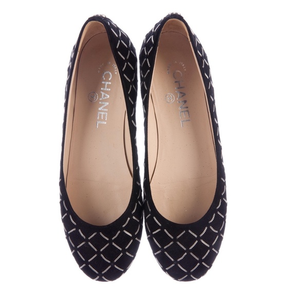 From 2015 CHANEL black suede flats w/chain accent - Picture 1 of 15